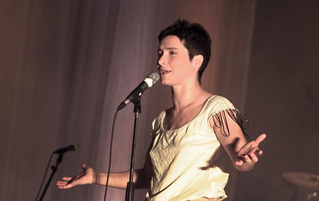 																																										<h5>Manuela Azevedo</h5>
																											