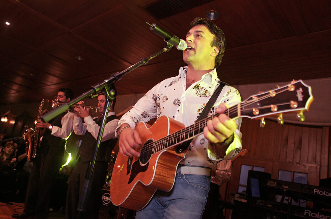 																																										<h5>Tony Carreira</h5>
																											