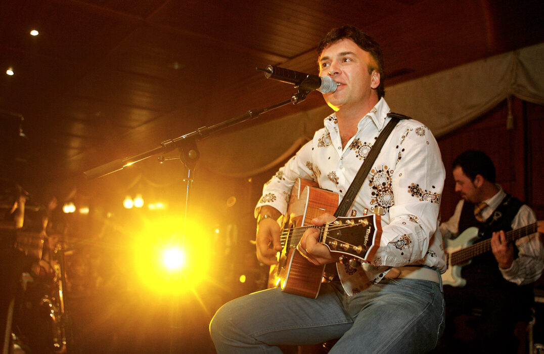 																																										<h5>Tony Carreira</h5>
																											