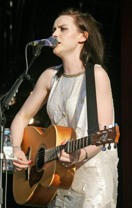 																																										<h5>Amy McDonald</h5>
																											