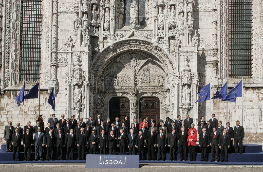 																																										<h5>SIGNING CEREMONY OF THE TREATY OF LISBON

13  DECEMBER 2007</h5>
																											