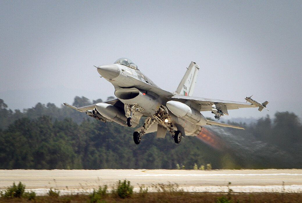 																																										<h5>Decolagem de F-16 na base de Monte Real</h5>
																											