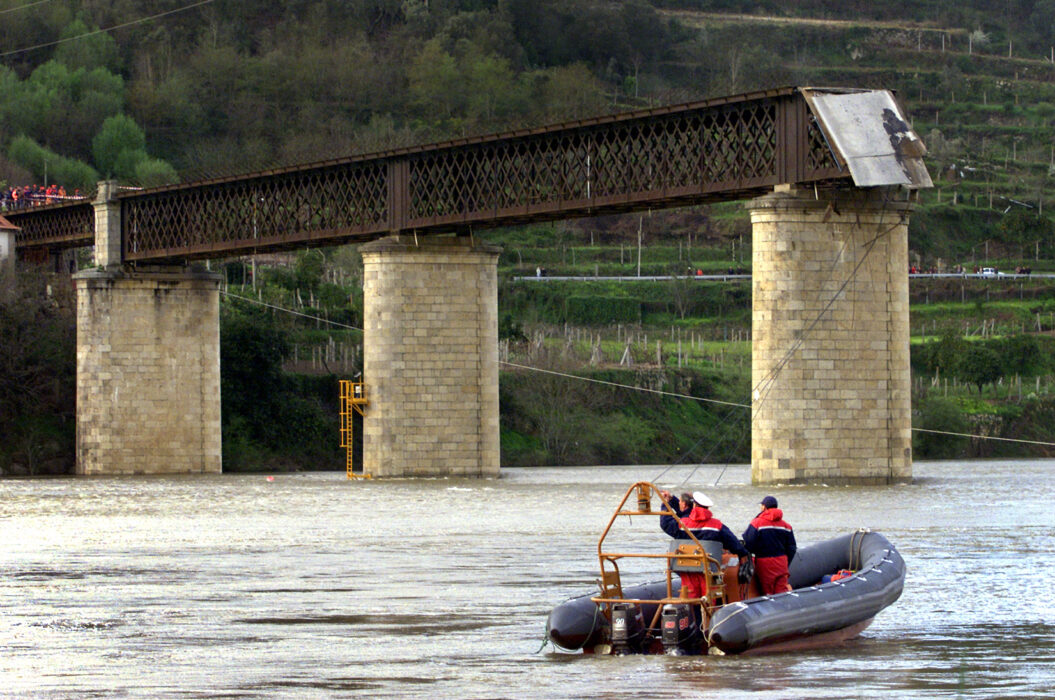 																																										<h5>Tragédia Ponte Entre-os-Rios</h5>
																											