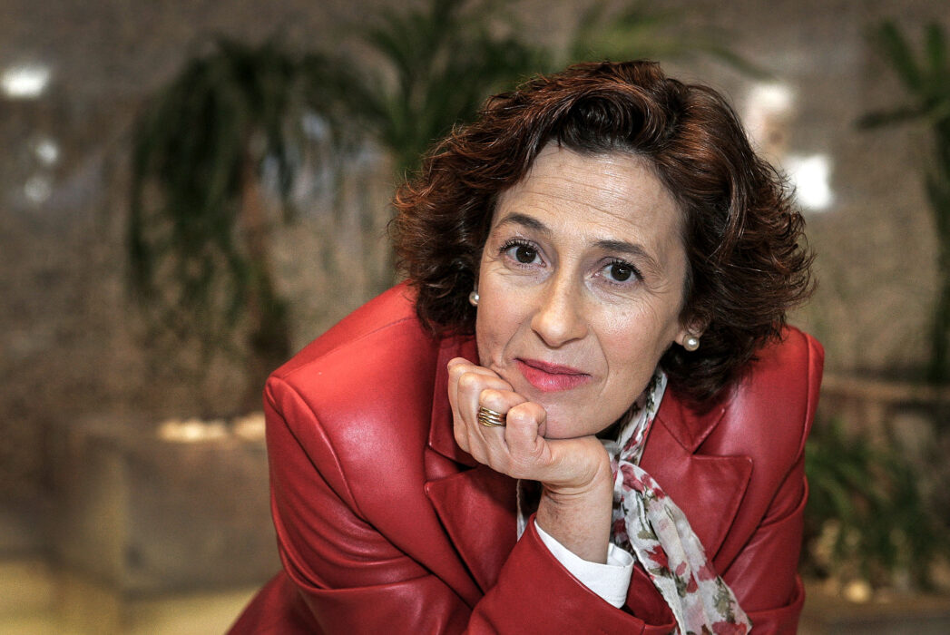 																																										<h5>Julia Navarro</h5>
																											
