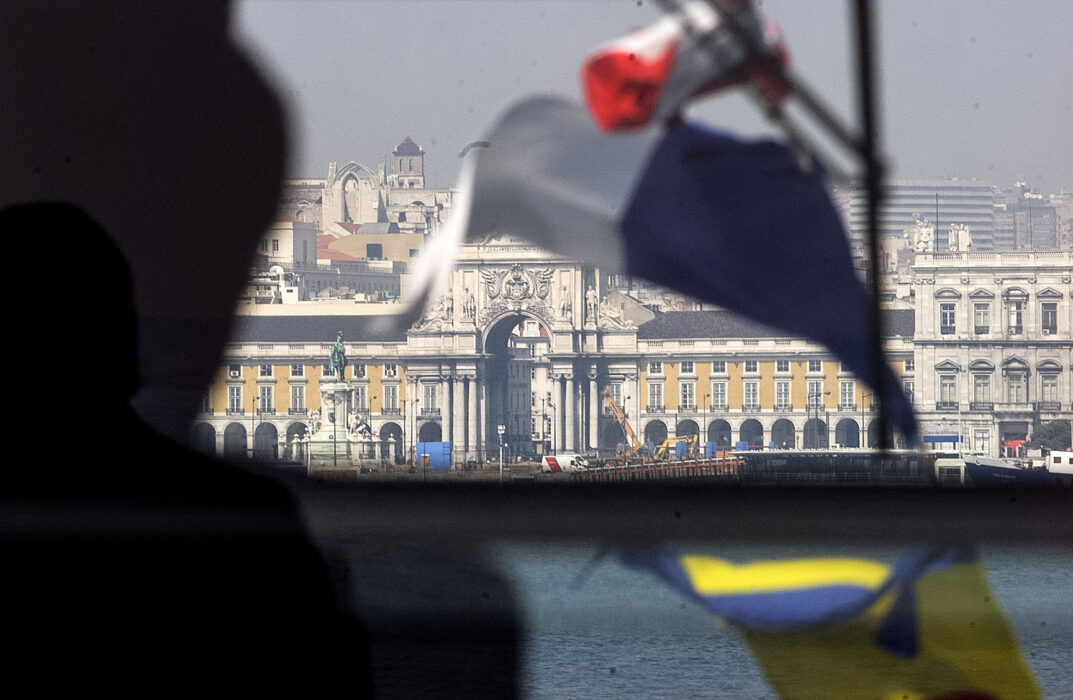 																																										<h5>Lisboa - Portugal</h5>
																											