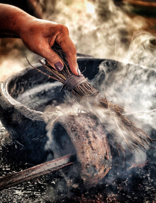 																																										<h5>Fabricação das tradicionais panelas negras de barro em Vitória, Brasil</h5>
																											