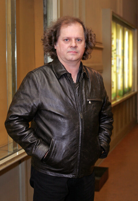 																																										<h5>António Manuel Ribeiro - UHF</h5>
																											